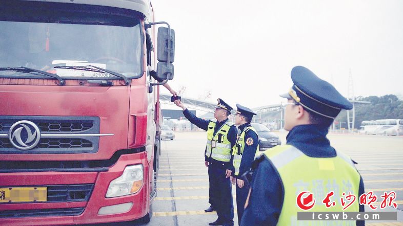 在城区各交通要道,交通执法部门始终保持执法高压态势,严查货运车辆超限超载行为。均为长沙市交通运输综合行政执法局 供图 在城区各交通要道,交通执法部门始终保持执法高压态势,严查货运车辆超限超载行为。均为长沙市交通运输综合行政执法局 供图