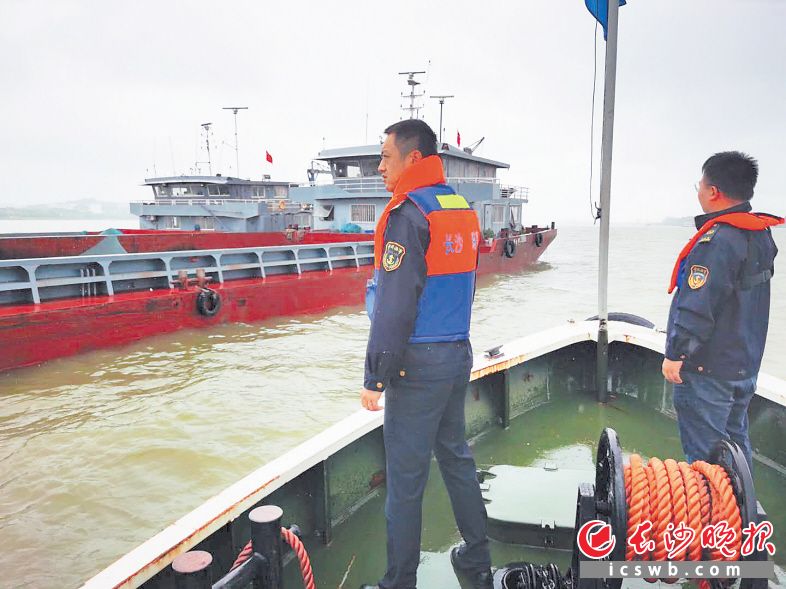 水上执法大队全面强化船舶污染防治执法力度,对相关违法行为依法“亮剑”,守护湘江碧水蓝天。 水上执法大队全面强化船舶污染防治执法力度,对相关违法行为依法“亮剑”,守护湘江碧水蓝天。