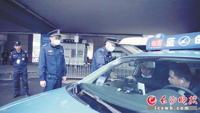 在城区各交通枢纽,执法人员24小时备班坚守,维护交通运输市场秩序。 在城区各交通枢纽,执法人员24小时备班坚守,维护交通运输市场秩序。