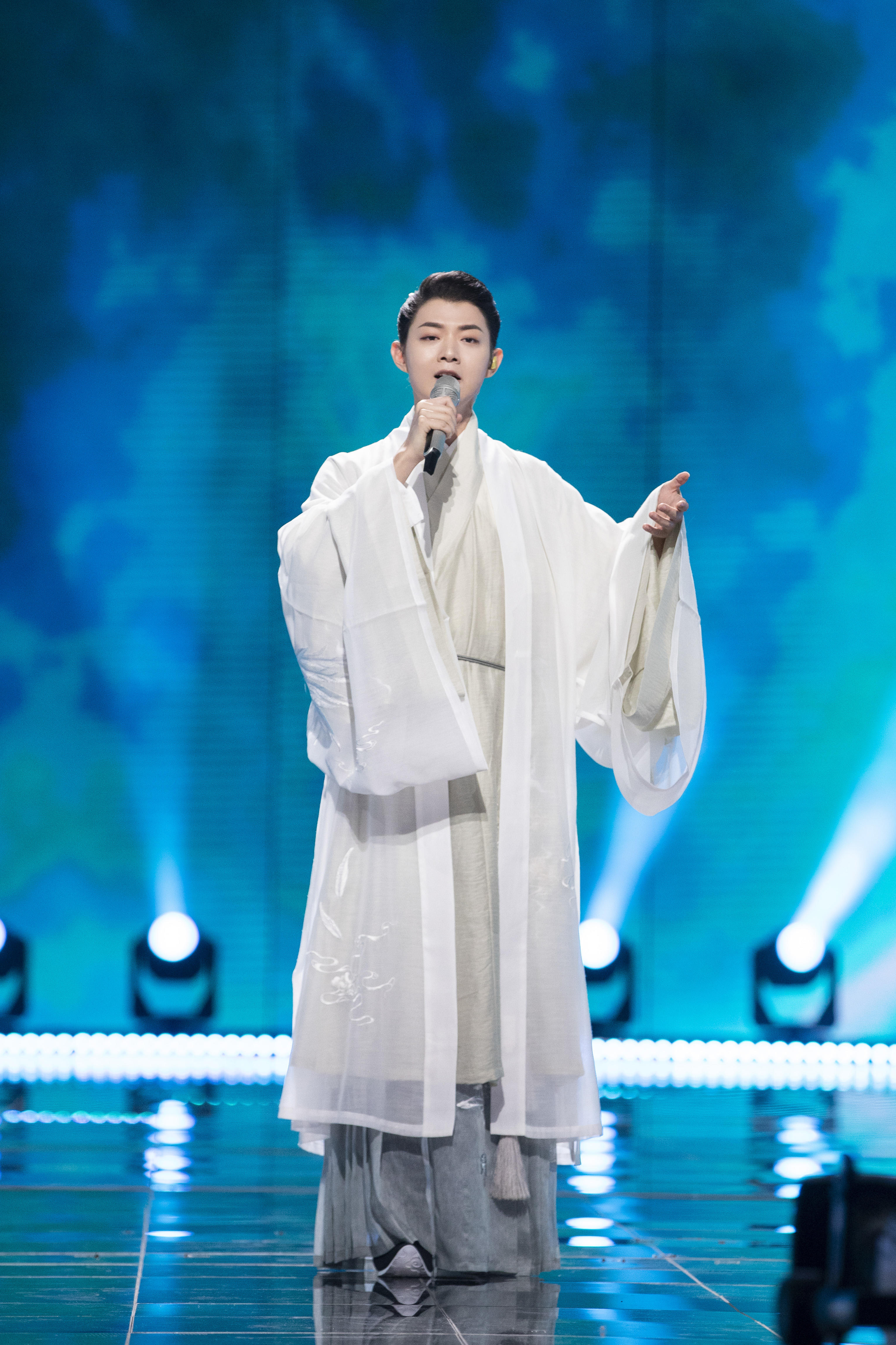 霍尊演唱《卷珠帘》 均为芒果TV供图 霍尊演唱《卷珠帘》 均为芒果TV供图