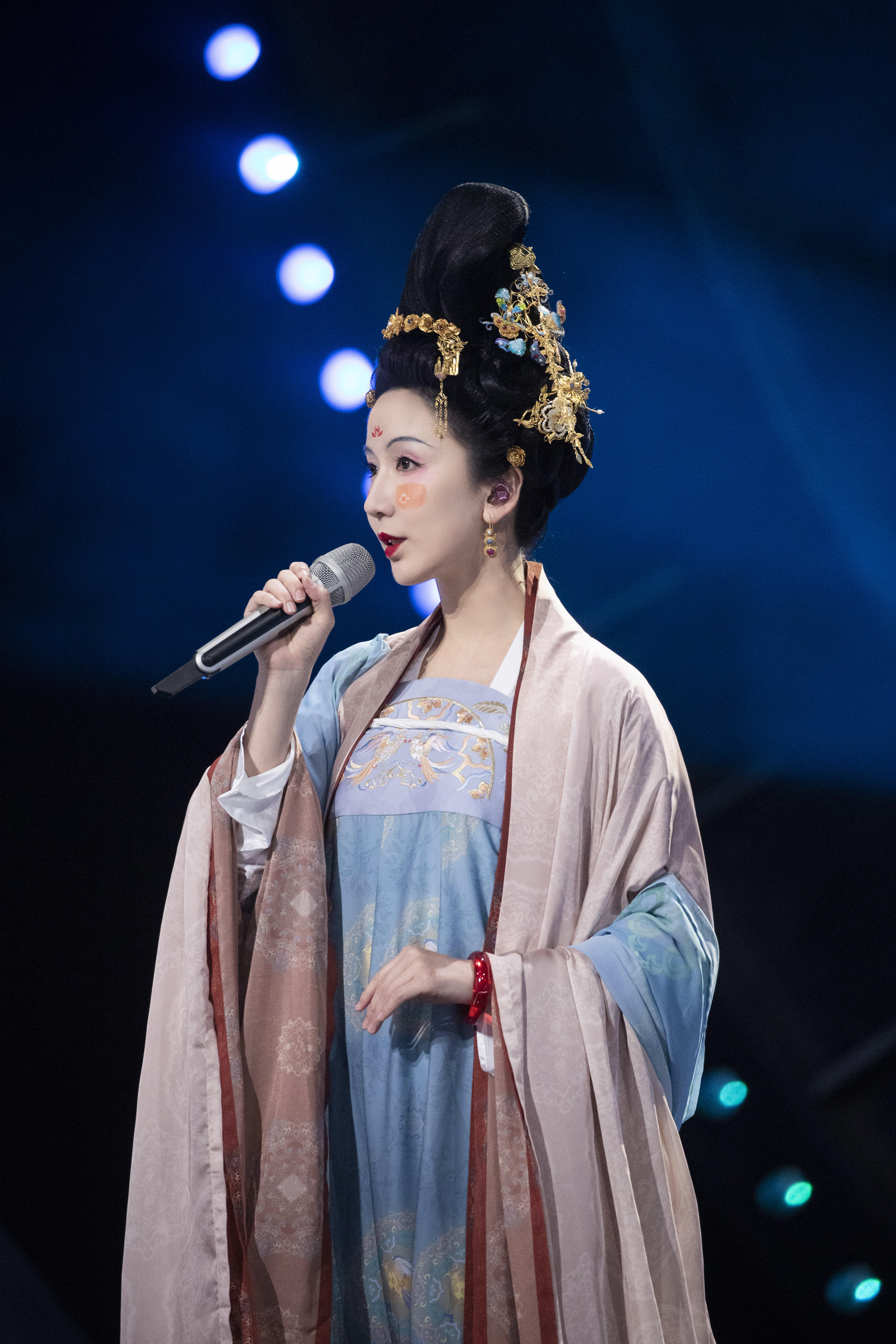 一身大唐之风的娄艺潇带来新曲《大梦人间》的首唱。 一身大唐之风的娄艺潇带来新曲《大梦人间》的首唱。