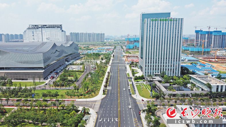 道路宽广，高楼林立，如今的光达社区面貌焕然一新。 长沙晚报全媒体记者 王志伟 摄