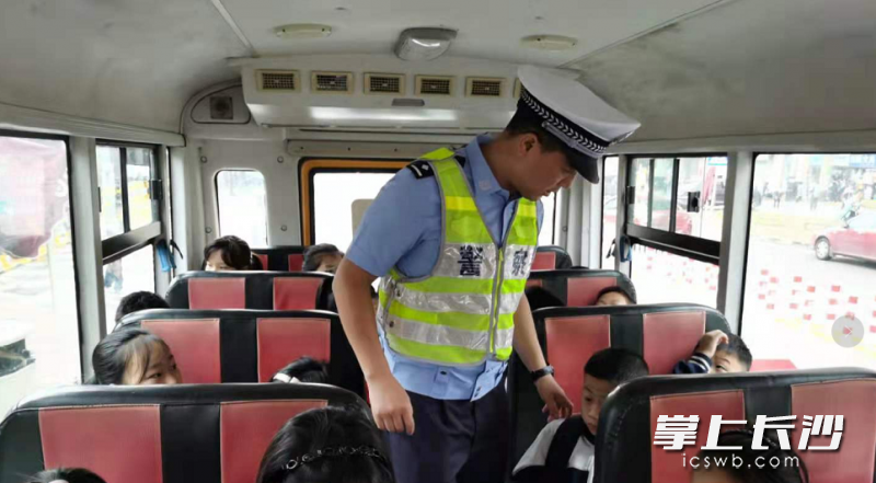 交警上车检查。长沙晚报通讯员 姜赐坤 摄 交警上车检查。长沙晚报通讯员 姜赐坤 摄