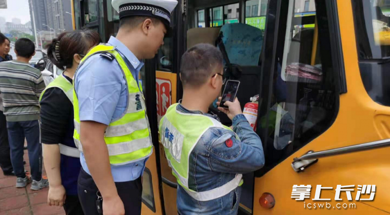 教育部门和交警联合执法,对校车进行全面检查。 教育部门和交警联合执法,对校车进行全面检查。