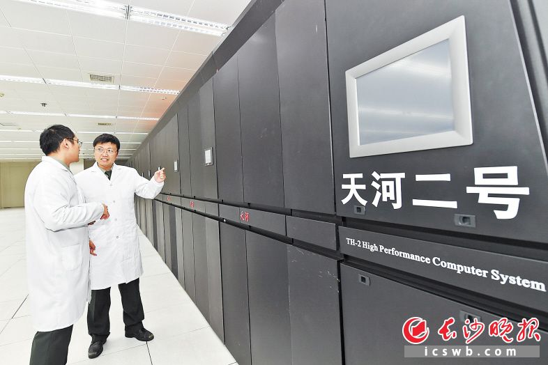国防科技大学的工程师正在调试天河二号超级计算机。长沙晚报全媒体记者 邹麟 摄 国防科技大学的工程师正在调试天河二号超级计算机。长沙晚报全媒体记者 邹麟 摄