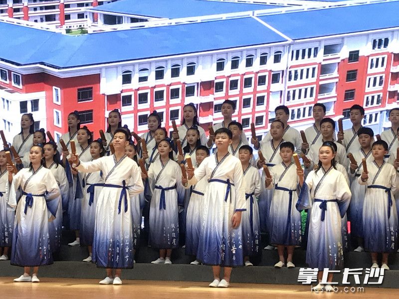 湖南师大附中博才实验学校的孩子们以朗诵《博才赋》,开启了长沙市语言文字工作成果展演。均为全媒体记者 刘俊 摄 湖南师大附中博才实验学校的孩子们以朗诵《博才赋》,开启了长沙市语言文字工作成果展演。均为全媒体记者 刘俊 摄