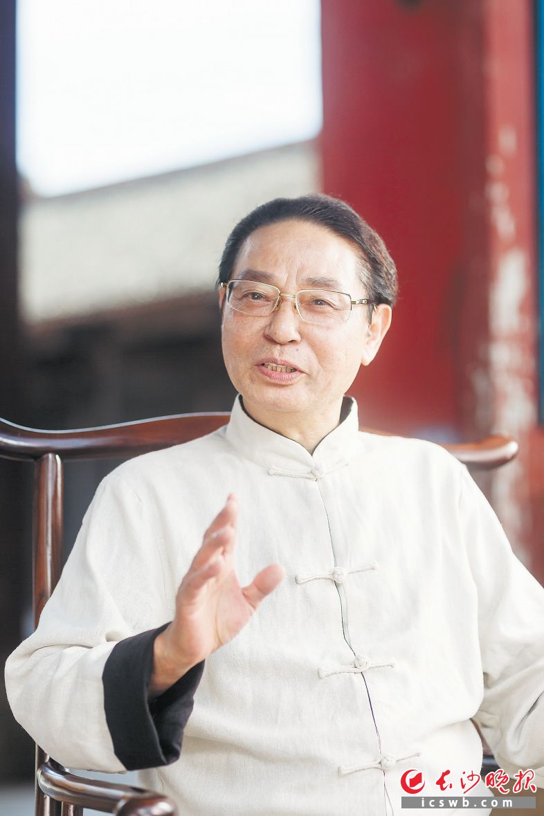 国医大师孙光荣教授是湖南中医药大学第一附属医院中西医结合脑病中心学术带头人。 国医大师孙光荣教授是湖南中医药大学第一附属医院中西医结合脑病中心学术带头人。
