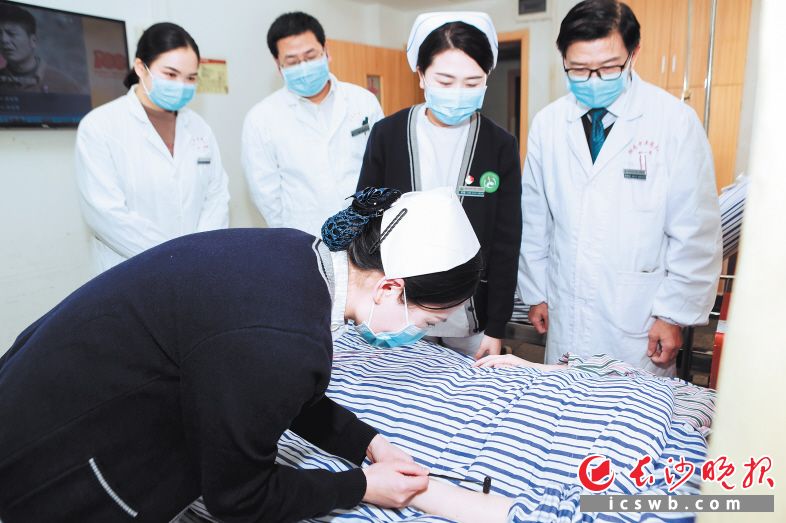 该院中西医结合脑病防治中心专家团队正在查房。均为医院供图 该院中西医结合脑病防治中心专家团队正在查房。均为医院供图