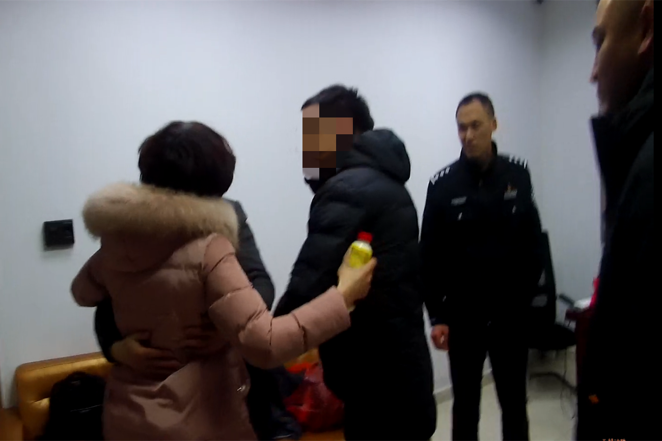 民警将人救下。 民警将人救下。