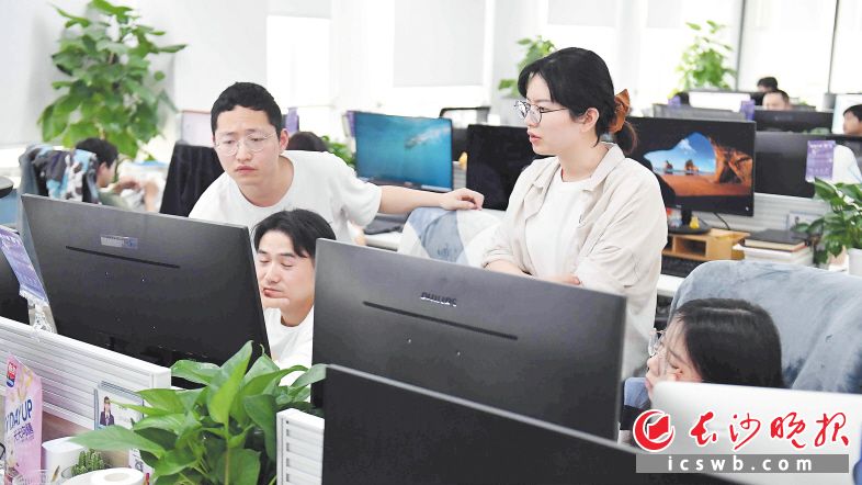 万兴科技员工正在进行讨论,对软件进一步优化。均为长沙晚报全媒体记者 郭雨滴 摄 万兴科技员工正在进行讨论,对软件进一步优化。均为长沙晚报全媒体记者 郭雨滴 摄