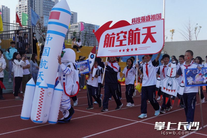 麓山国际洋湖实验学校第二届校园体育文化节开幕式将科技元素与运动相融合。均为通讯员 陈敏 摄 麓山国际洋湖实验学校第二届校园体育文化节开幕式将科技元素与运动相融合。均为通讯员 陈敏 摄
