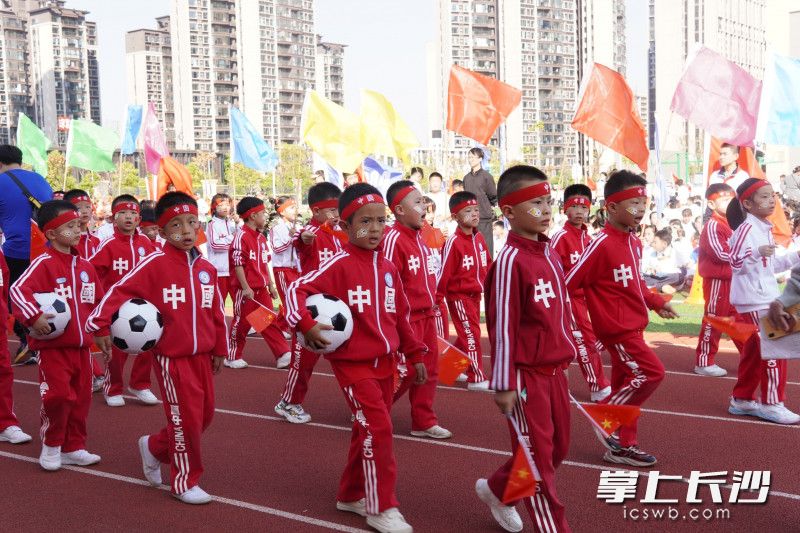 孩子们展现奥运会项目之一——足球。 孩子们展现奥运会项目之一——足球。