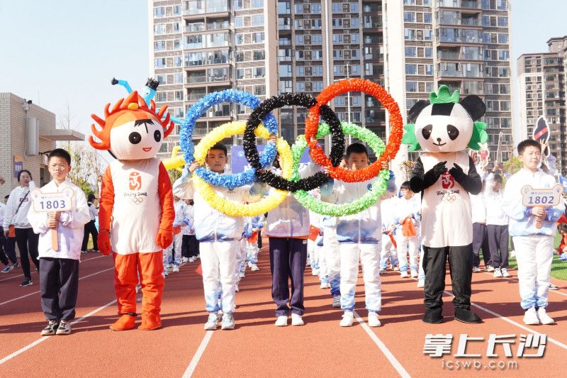 小学部方阵展现“运动”主题,包括奥运会的历史及其精神。 小学部方阵展现“运动”主题,包括奥运会的历史及其精神。