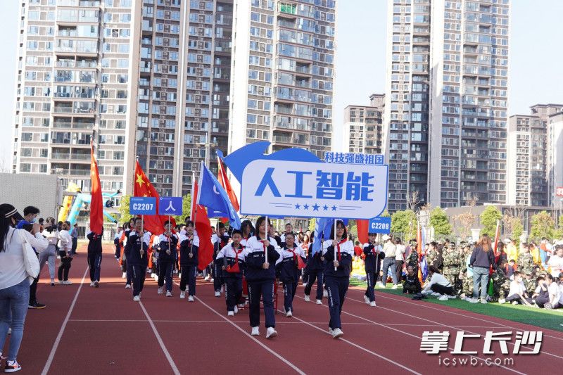 初中部方阵将航天科技、人工智能、节能环保等元素融入其中。 初中部方阵将航天科技、人工智能、节能环保等元素融入其中。
