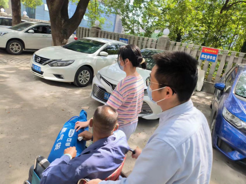 胡大爷在大家的护送下安全返回了病房。医院供图 胡大爷在大家的护送下安全返回了病房。医院供图