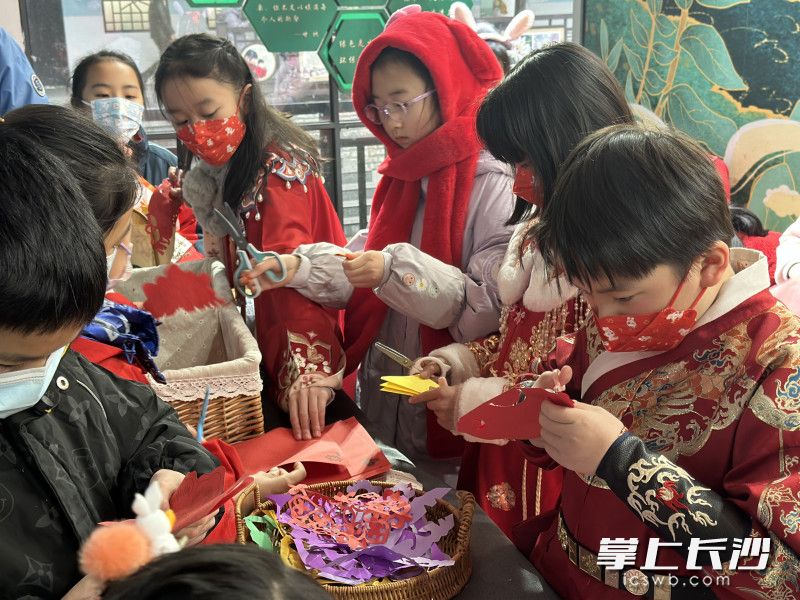 孩子们在丰富多彩的互动体验中感受“双减”之下的快乐。 均为长沙晚报全媒体记者刘俊、通讯员赵瑞摄 孩子们在丰富多彩的互动体验中感受“双减”之下的快乐。 均为长沙晚报全媒体记者刘俊、通讯员赵瑞摄