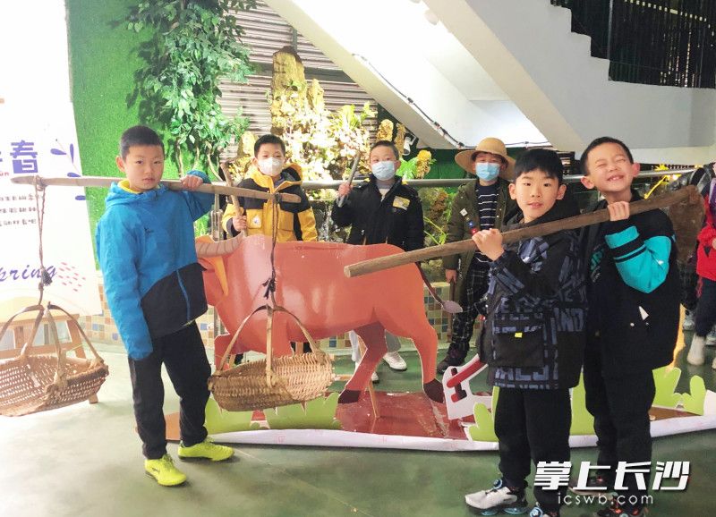 孩子们在活动中体验劳动教育,在劳动中领悟农耕文化。 孩子们在活动中体验劳动教育,在劳动中领悟农耕文化。