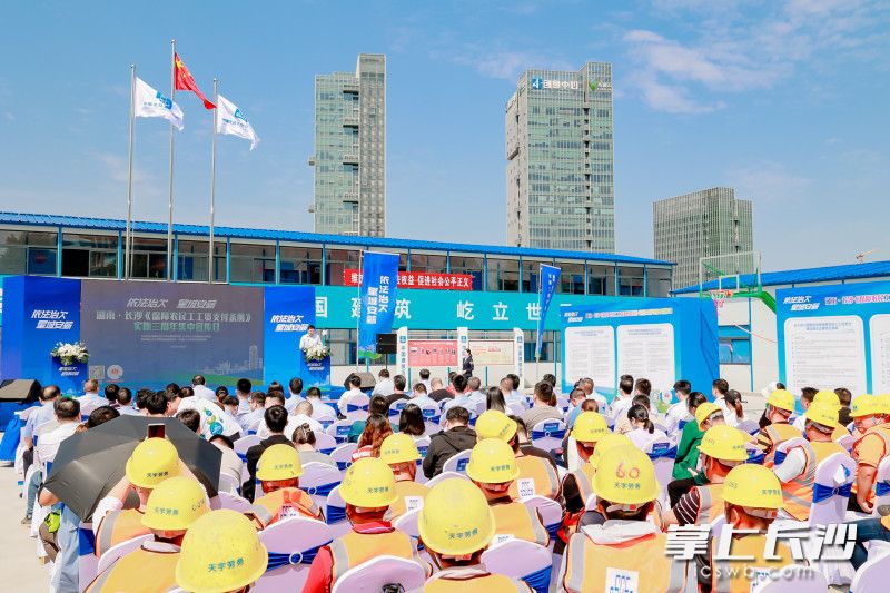 长沙为建筑业企业和农民工送上普法“大礼包”。 长沙为建筑业企业和农民工送上普法“大礼包”。