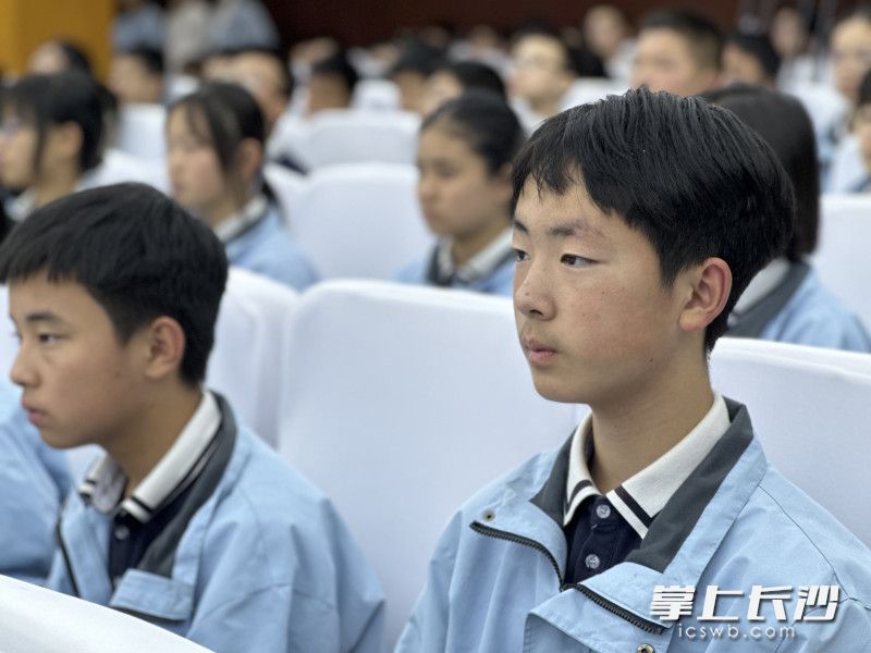这场长达一个多小时的讲座让许多学生意犹未尽。 这场长达一个多小时的讲座让许多学生意犹未尽。