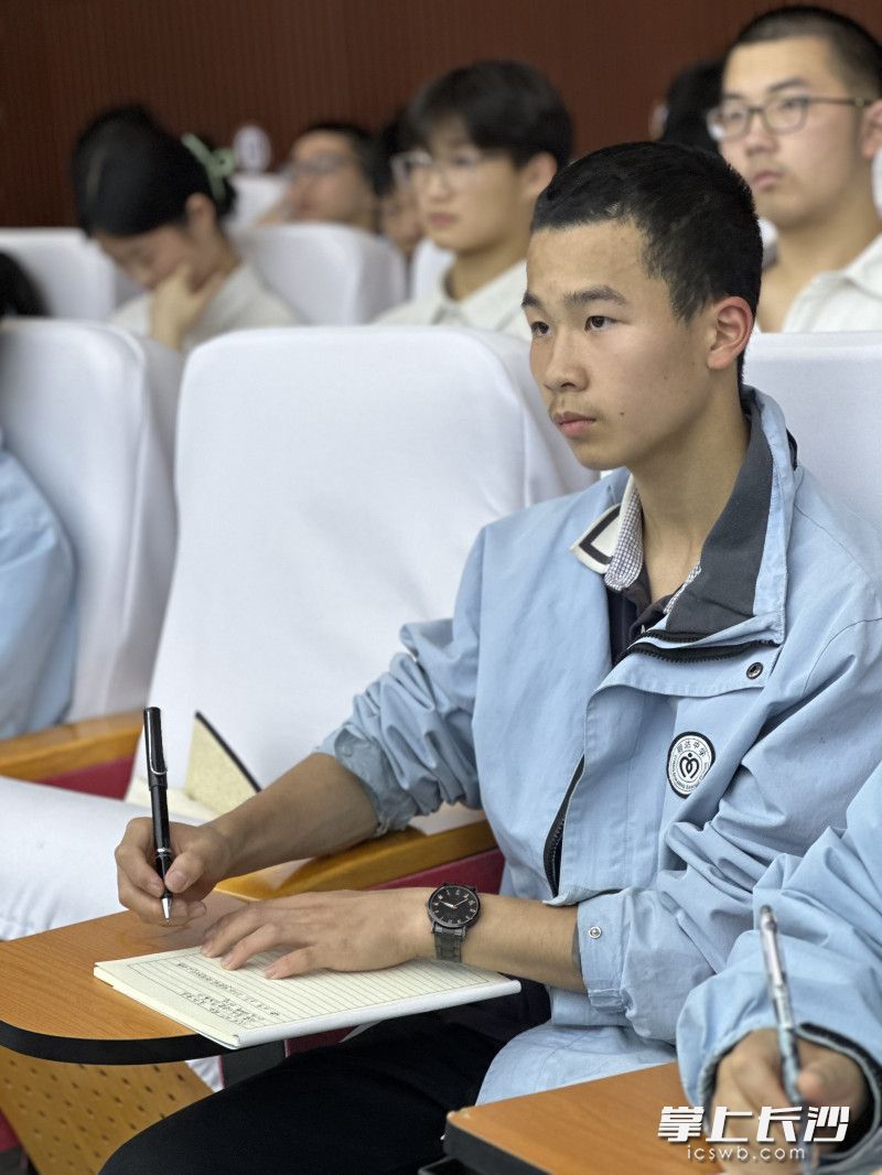 近年来,学校通过课程融合、特色课程和丰富多彩的课外活动,激发同学们对科学技术的兴趣,培养同学们的科学素养和创新能力。 近年来,学校通过课程融合、特色课程和丰富多彩的课外活动,激发同学们对科学技术的兴趣,培养同学们的科学素养和创新能力。