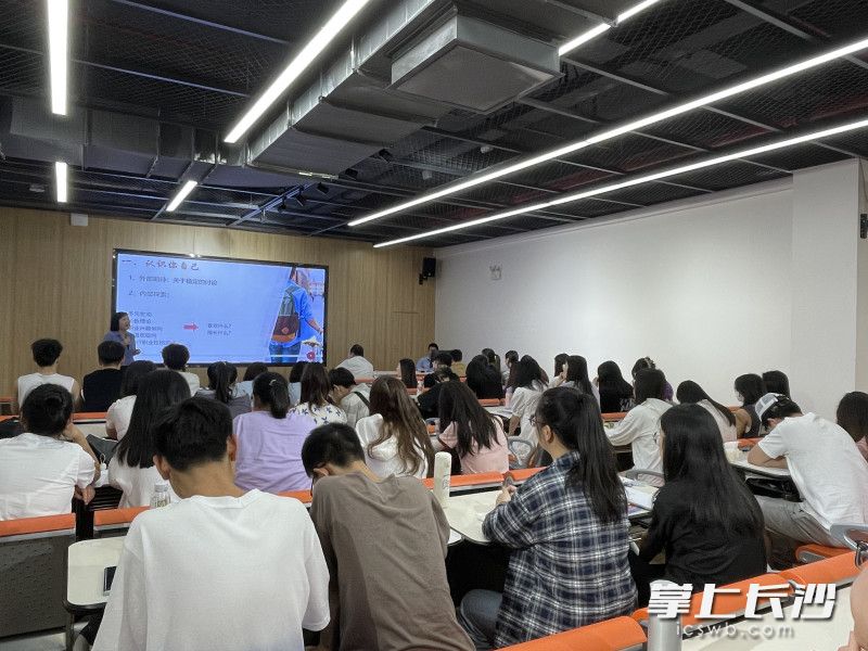 职业指导讲座现场。 均为长沙晚报通讯员梁露摄 职业指导讲座现场。 均为长沙晚报通讯员梁露摄