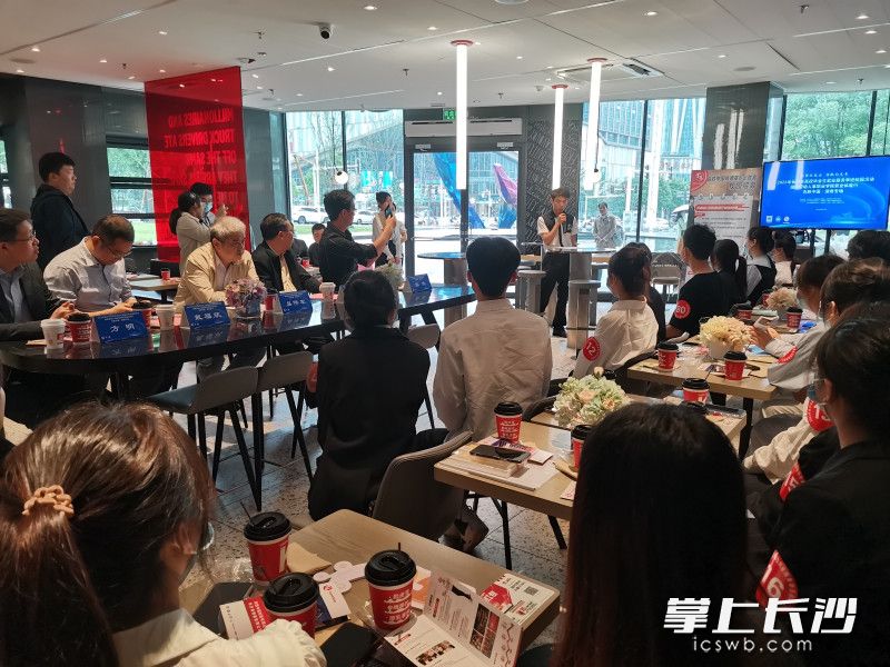 20名在校大学生带着简历到企业“上岗”体验。 20名在校大学生带着简历到企业“上岗”体验。