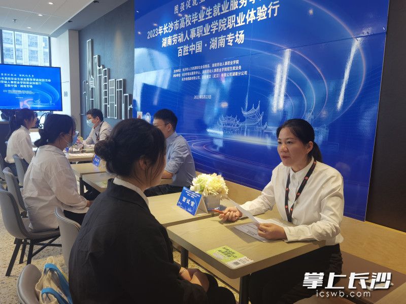 同学们现场递交准备好的简历,当场进行了面试。 同学们现场递交准备好的简历,当场进行了面试。