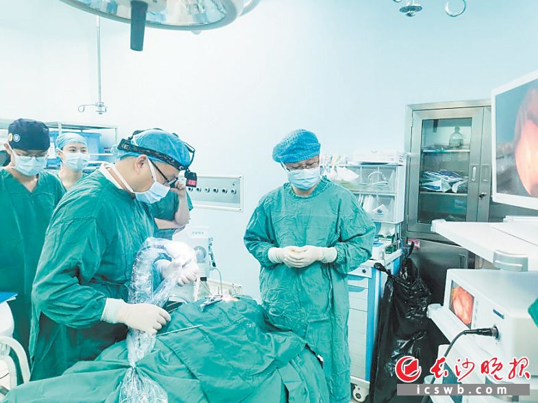 湖南省妇幼保健院耳鼻喉科主任、主任医师贺定华带领团队为患儿做手术。 湖南省妇幼保健院耳鼻喉科主任、主任医师贺定华带领团队为患儿做手术。