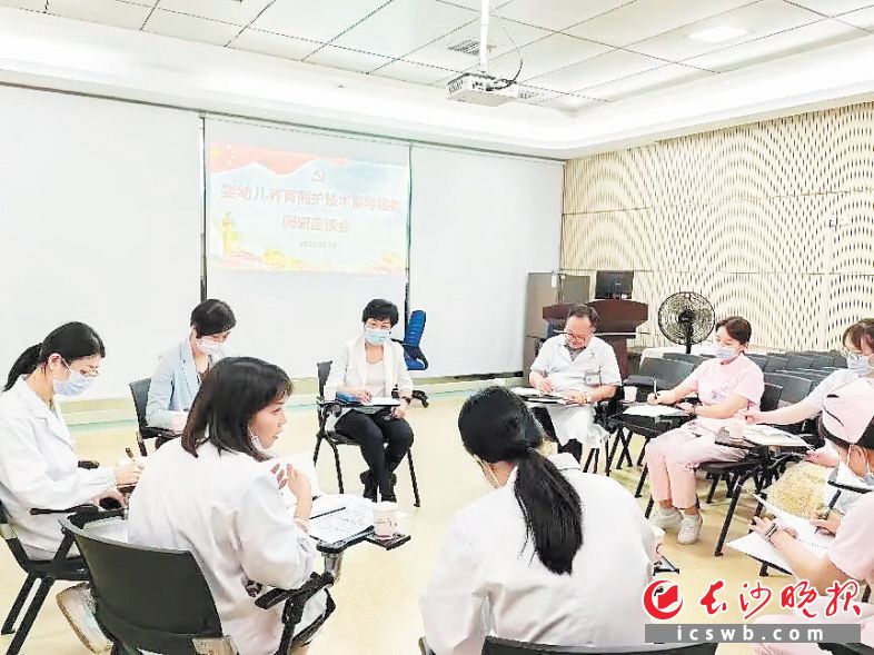 湖南省妇幼保健院党委班子成员深入一线,与医务人员座谈。医院供图 湖南省妇幼保健院党委班子成员深入一线,与医务人员座谈。医院供图