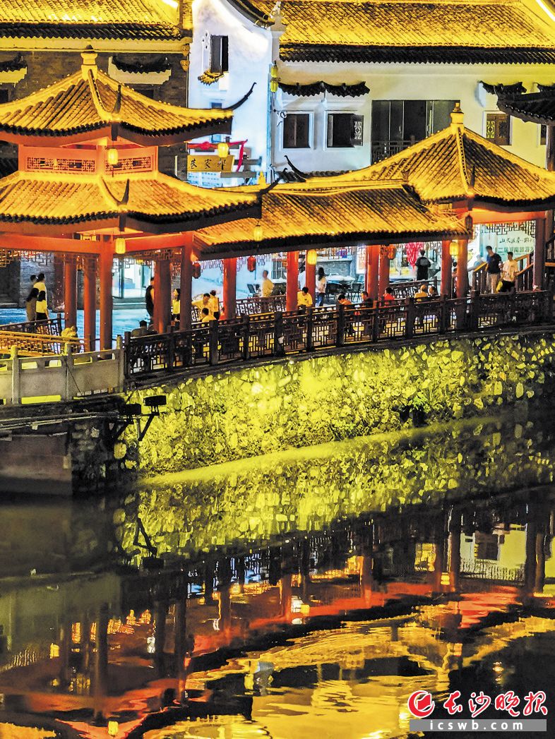 夜色郴州 入夜的郴州裕后街灯光璀璨,似在梦境。张必闻 摄 夜色郴州 入夜的郴州裕后街灯光璀璨,似在梦境。张必闻 摄