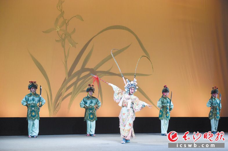 古色郴州 青年戏曲演员们优美细腻的表演,带领观众们感受湘昆的经典魅力。 古色郴州 青年戏曲演员们优美细腻的表演,带领观众们感受湘昆的经典魅力。