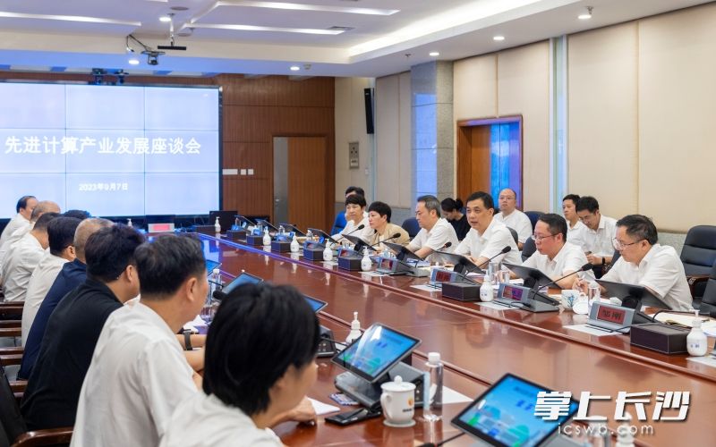 副省长、市长周海兵调研先进计算产业。长沙晚报全媒体记者 郭雨滴 摄 副省长、市长周海兵调研先进计算产业。长沙晚报全媒体记者 郭雨滴 摄