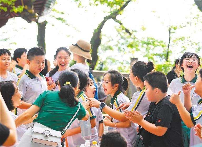 郴州市苏仙岭风景区,学生正参与研学活动。郴州市精心打磨研学旅行产品,深入挖掘地方特色文化,“教育+”内容更加丰富。 郴州市苏仙岭风景区,学生正参与研学活动。郴州市精心打磨研学旅行产品,深入挖掘地方特色文化,“教育+”内容更加丰富。