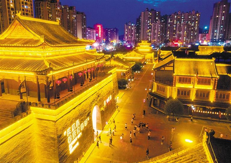 郴州市桂阳文化园夜色秀美。这里是桂阳“千年古都”文化的展示窗口,也是独具特色的研学营地之一。 郴州市桂阳文化园夜色秀美。这里是桂阳“千年古都”文化的展示窗口,也是独具特色的研学营地之一。