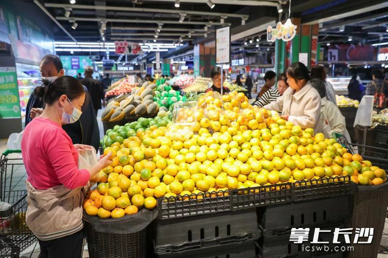 市民在步步高超市选购商品。 市民在步步高超市选购商品。