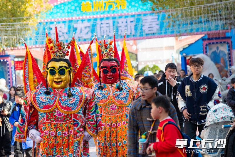 株洲方特精彩纷呈的春节活动,让八方游客欢乐喜庆过新年。均为长沙晚报全媒体记者 贺文兵 通讯员 文艺摄影报道 株洲方特精彩纷呈的春节活动,让八方游客欢乐喜庆过新年。均为长沙晚报全媒体记者 贺文兵 通讯员 文艺摄影报道