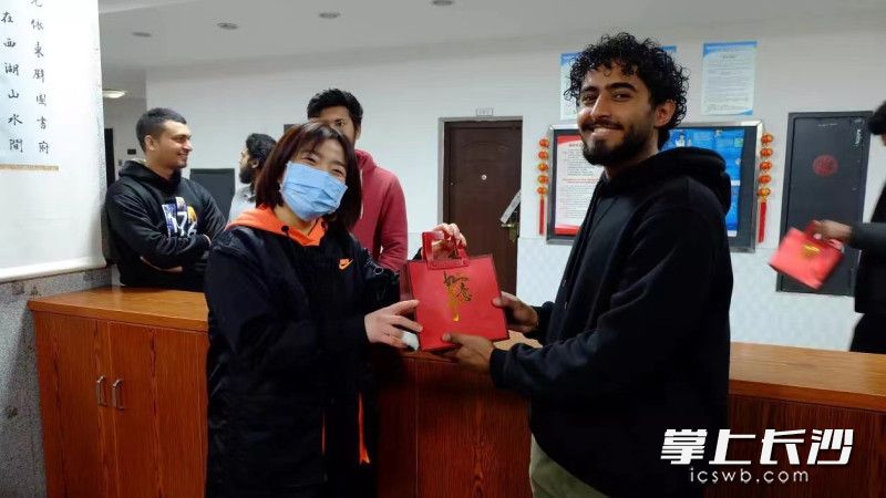 习成和其他留学生们度过了一个温暖的春节。
