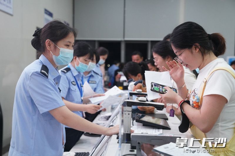市民在夜间办证场办理出入境证件。 均为长沙晚报全媒体记者邓迪摄 市民在夜间办证场办理出入境证件。 均为长沙晚报全媒体记者邓迪摄