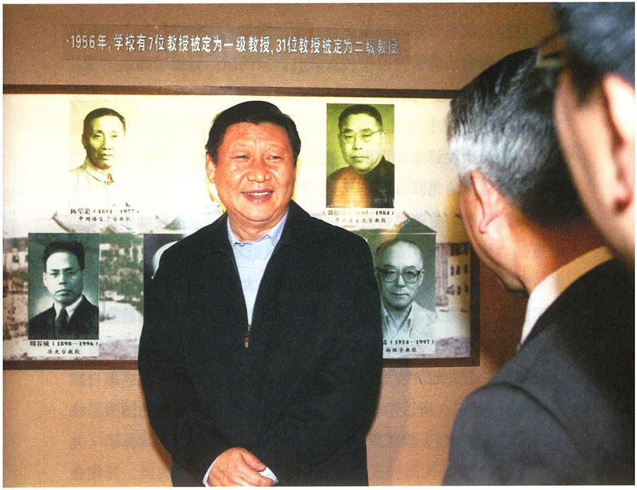2007年5月8日,习近平在复旦大学调研。(资料照片,来源:《当好改革开放的排头兵:习近平上海足迹》) 2007年5月8日,习近平在复旦大学调研。(资料照片,来源:《当好改革开放的排头兵:习近平上海足迹》)