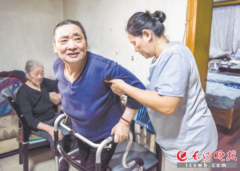 贾远满(右)和家人在一起。受访者供图 贾远满(右)和家人在一起。受访者供图
