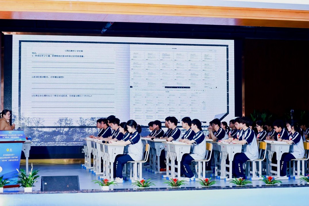 语文教师张双在全国性论坛活动展示的公开课获得专家赞扬。 语文教师张双在全国性论坛活动展示的公开课获得专家赞扬。