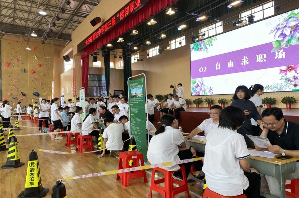学校举行模拟招聘会。 学校举行模拟招聘会。