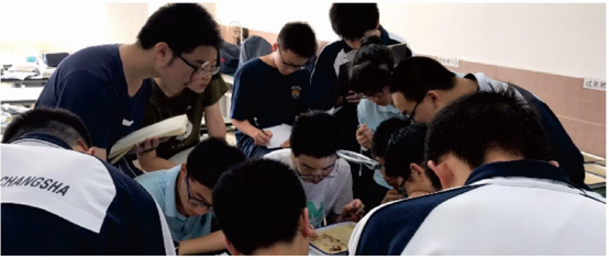 同学们课后积极交流。 同学们课后积极交流。