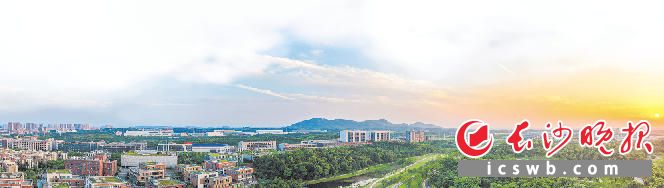 秉承“企业需要什么,园区就打造什么”的初心,今年起园区陆续开启五大产业社区,释放超百万平方米优质产业空间,覆盖精细化工、智能装备、智能终端、医疗器械、健康食品等多个领域。 秉承“企业需要什么,园区就打造什么”的初心,今年起园区陆续开启五大产业社区,释放超百万平方米优质产业空间,覆盖精细化工、智能装备、智能终端、医疗器械、健康食品等多个领域。