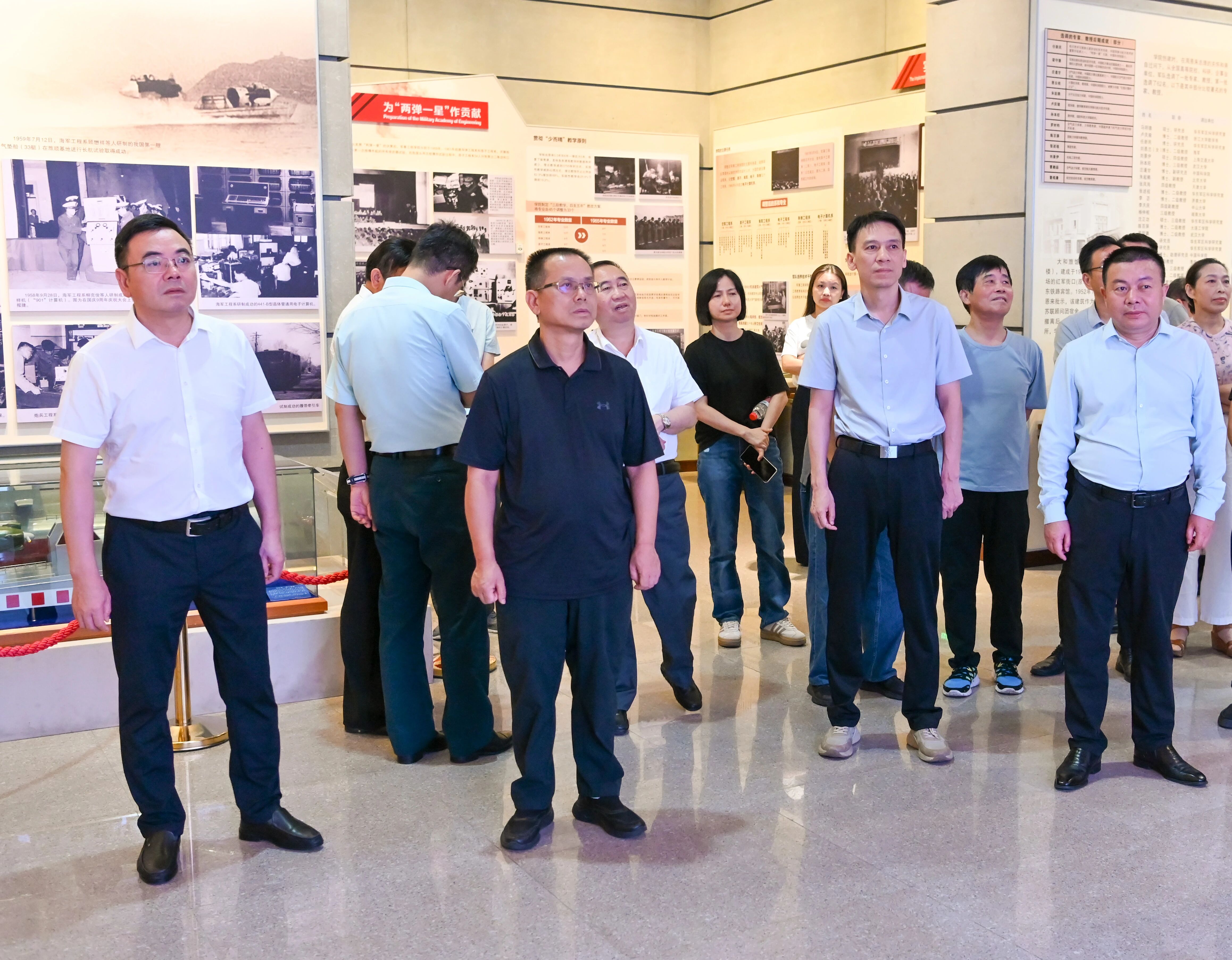 参观校史馆 参观校史馆