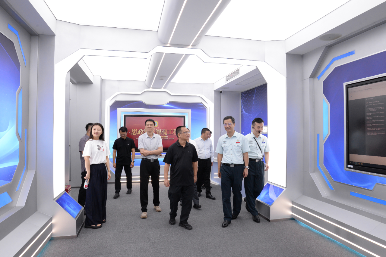 参观融媒体中心 参观融媒体中心