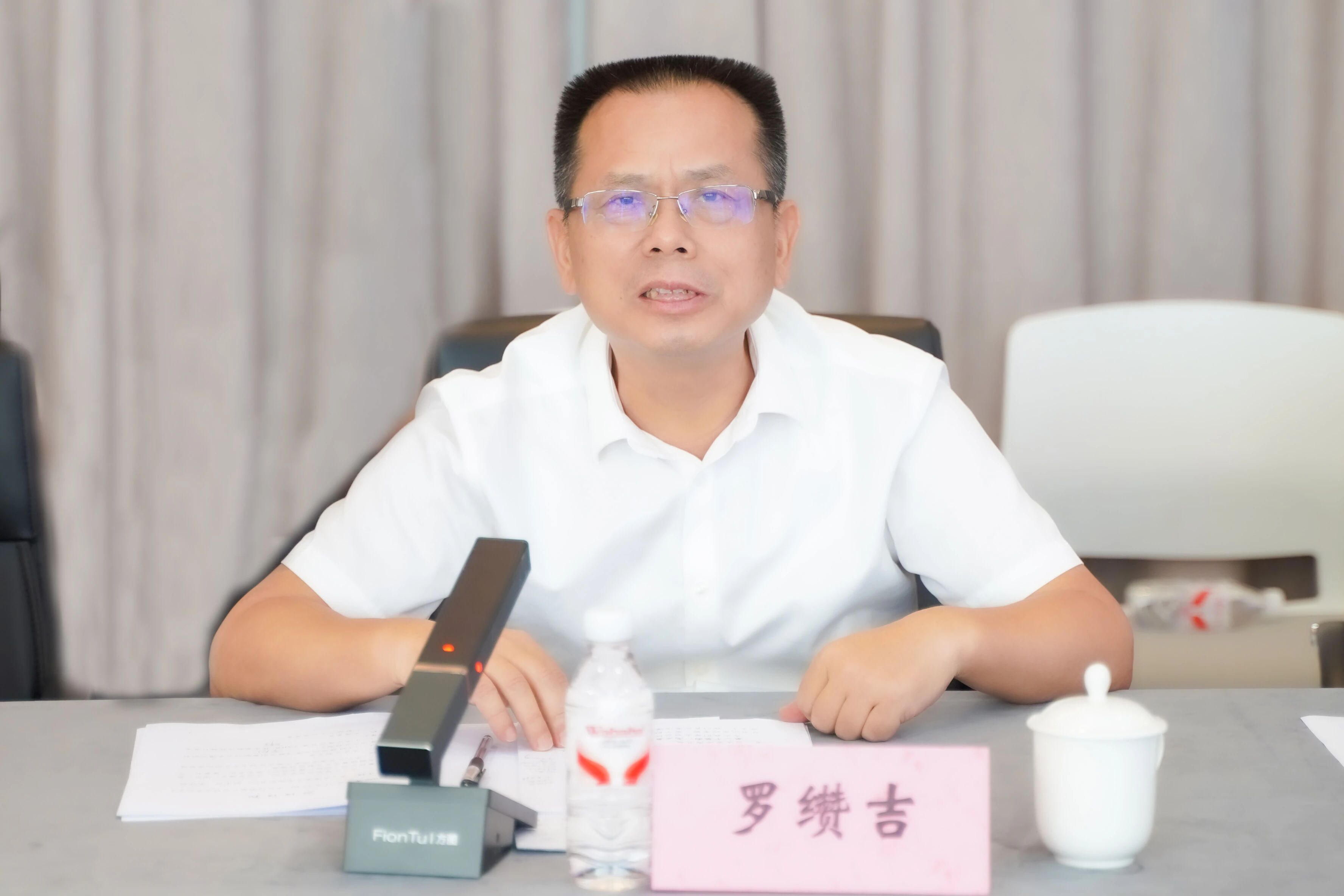 市人大常委会党组书记、主任罗缵吉讲话。