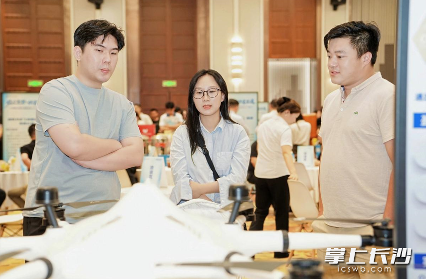 低空经济产业展区吸引不少来宾驻足咨询了解。