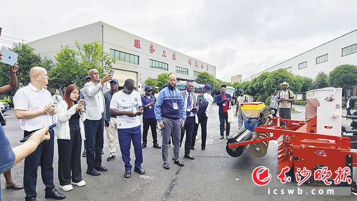 在长沙桑铼特农业机械设备有限公司,非洲青年媒体人士兴致勃勃地参观现代化农机。长沙晚报全媒体记者 张禹 摄 在长沙桑铼特农业机械设备有限公司,非洲青年媒体人士兴致勃勃地参观现代化农机。长沙晚报全媒体记者 张禹 摄