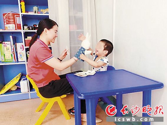 医院构建了覆盖0至18岁儿童青少年的全链条心理健康服务体系。 医院构建了覆盖0至18岁儿童青少年的全链条心理健康服务体系。